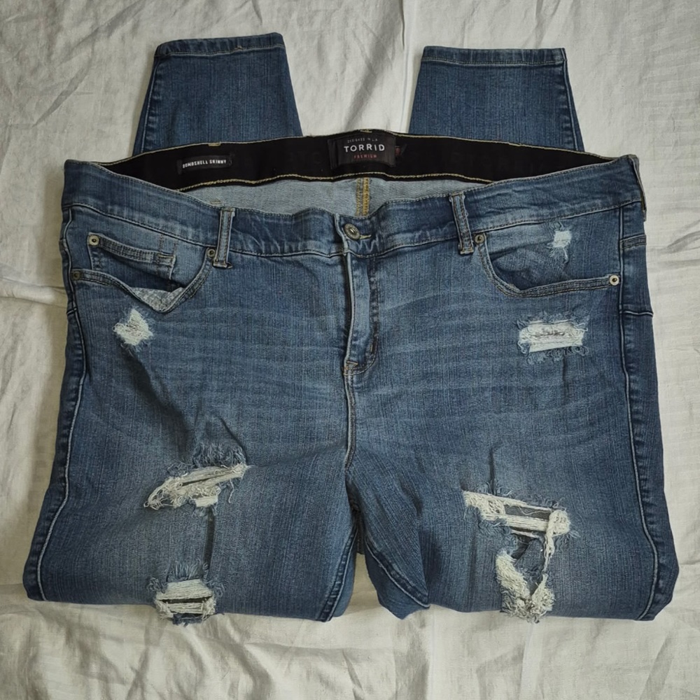 Torrid Bombshell Skinny Premium Stretch High-Rise Jean 24 Regular Distressed EUC